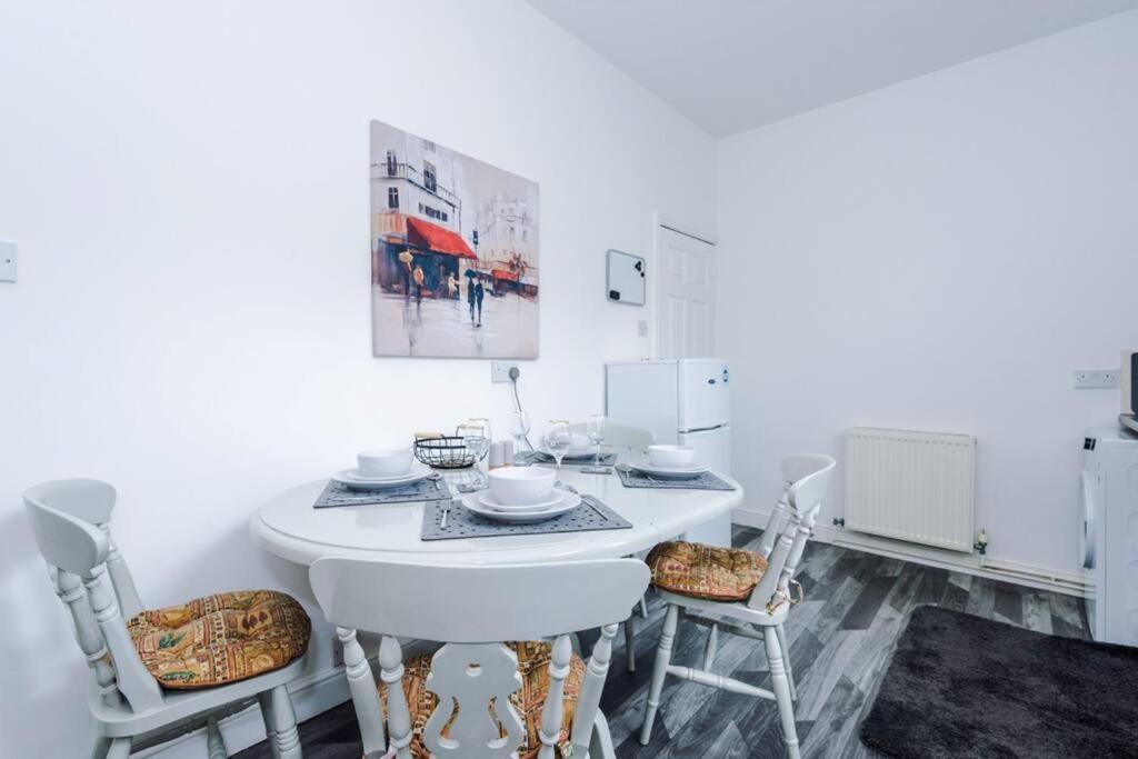Villa Long Term Offers Message For Prices Sleeps 6 Adults, Contractors, Relocators, Travellers Halifax Exterior foto