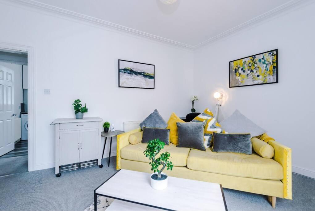 Villa Long Term Offers Message For Prices Sleeps 6 Adults, Contractors, Relocators, Travellers Halifax Exterior foto